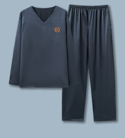 Vyriška pižama su V formos iškirpte ir siuvinėjimu