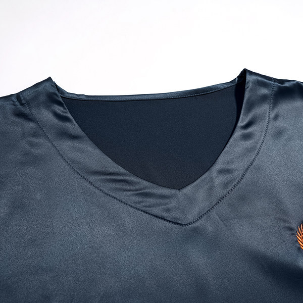 Vyriška pižama su V formos iškirpte ir siuvinėjimu