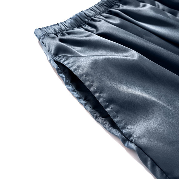 Vyriška pižama su V formos iškirpte ir siuvinėjimu