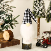 Opakovane použiteľné vrecko na víno, 2 ks vianočných dekorácií, kuchynského stola, obliekacích rekvizít, kockovanej sady, fliaš červeného vína, darčekov na víno a červené víno.