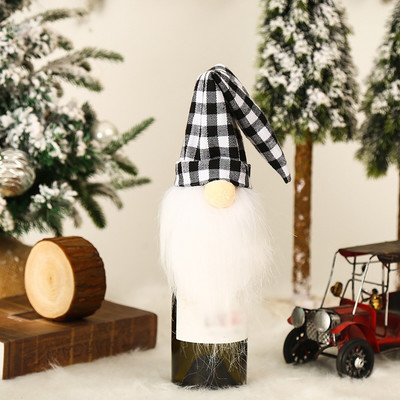 Opakovane použiteľné vrecko na víno, 2 ks vianočných dekorácií, kuchynského stola, obliekacích rekvizít, kockovanej sady, fliaš červeného vína, darčekov na víno a červené víno.