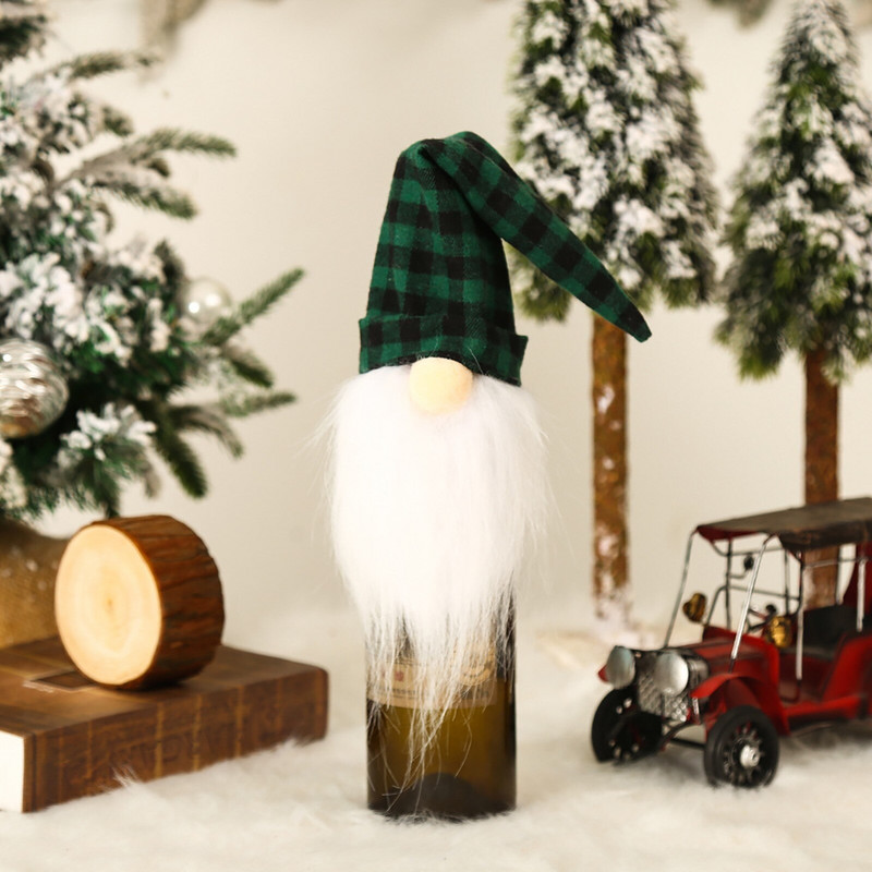 Opakovane použiteľné vrecko na víno, 2 ks vianočných dekorácií, kuchynského stola, obliekacích rekvizít, kockovanej sady, fliaš červeného vína, darčekov na víno a červené víno.