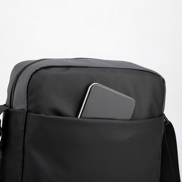 Pánska ležérna taška s kovovým nápisom