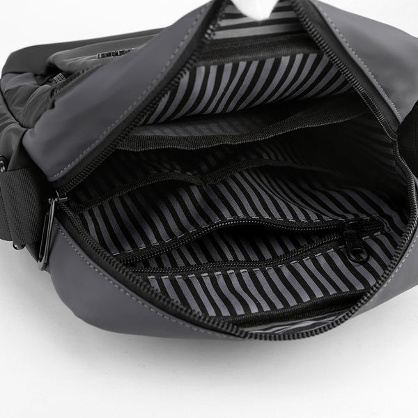 Pánska ležérna taška s kovovým nápisom