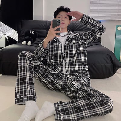 Pijamale bărbați în carouri cu guler și buzunar clasic