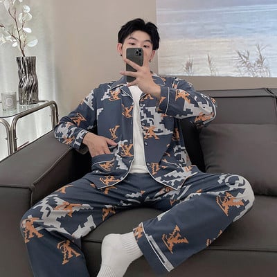 Pijamale bărbați în carouri cu guler și buzunar clasic