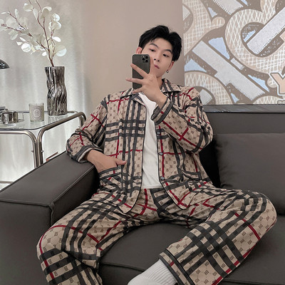 Pijamale bărbați în carouri cu guler și buzunar clasic