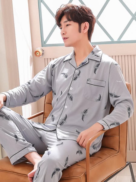 Įprasta vyriška pižama su klasikine apykakle ir sagomis