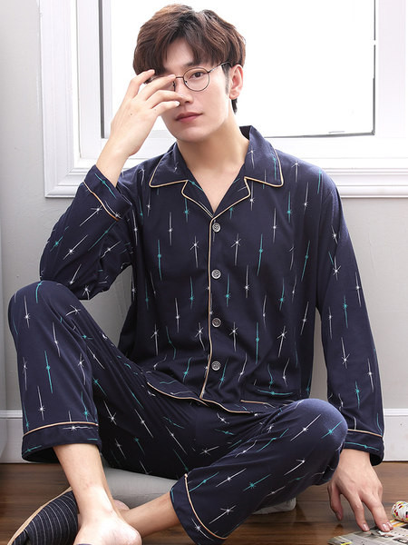 Įprasta vyriška pižama su klasikine apykakle ir sagomis