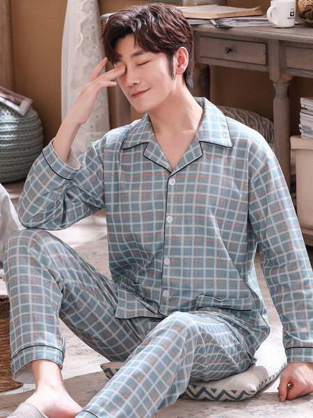 Įprasta vyriška pižama su klasikine apykakle ir sagomis