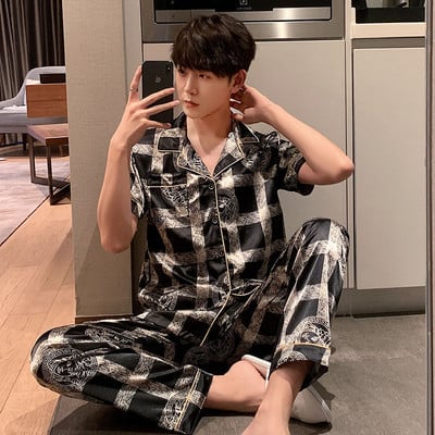 Muška dvodijelna pidžama s klasičnom kragnom