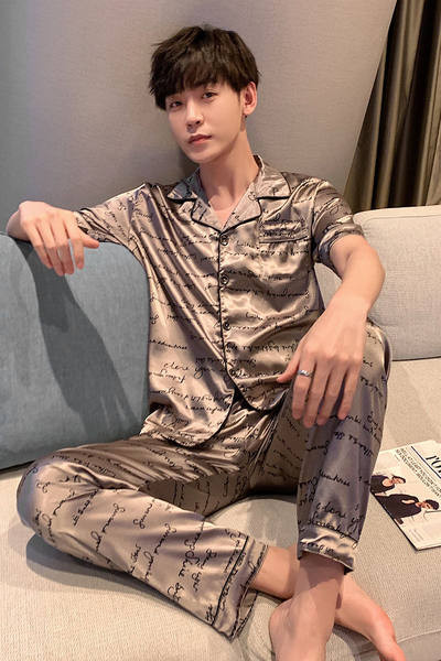 Muška dvodijelna pidžama s klasičnom kragnom