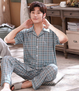 Pijamale pentru bărbați cu guler clasic