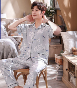 Pijamale pentru bărbați cu guler clasic