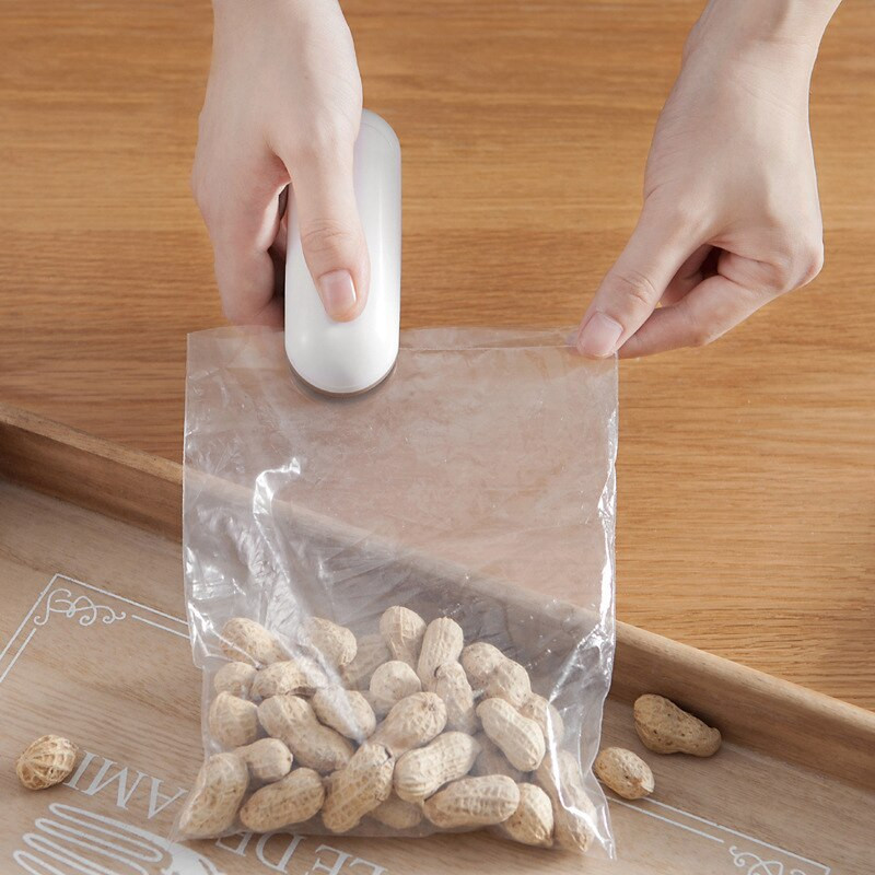 Mini mașină de etanșare portabilă spumante Dispozitiv de etanșare de uz casnic Capper 2-în-1 Economizor de alimente Saci de plastic Pachet Accesorii de bucătărie