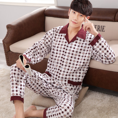 Pijamale pentru bărbați cu nasturi - două părți