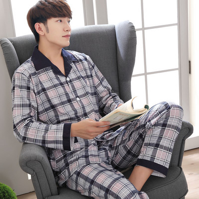 Pijamale pentru bărbați cu nasturi - două părți