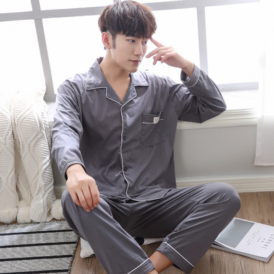 Pijamale pentru bărbați cu nasturi - două părți