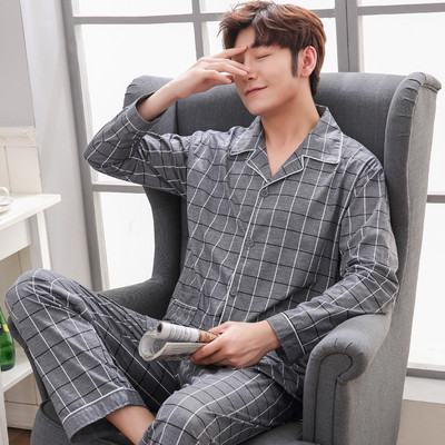 Pijamale pentru bărbați cu nasturi - două părți