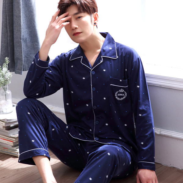 Pijamale pentru bărbați cu nasturi - două părți