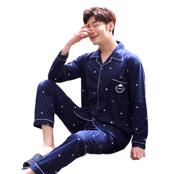 Pijamale pentru bărbați cu nasturi - două părți