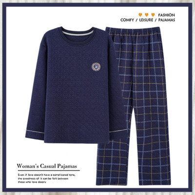 Novi model muške pidžame od bluze s okruglim izrezom i kariranih hlača