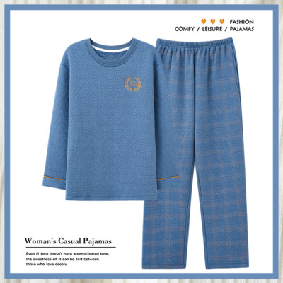 Novi model muške pidžame od bluze s okruglim izrezom i kariranih hlača