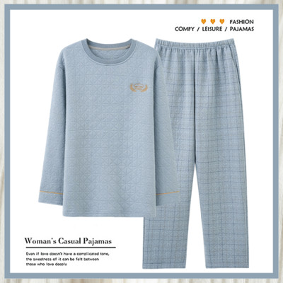 Novi model muške pidžame od bluze s okruglim izrezom i kariranih hlača