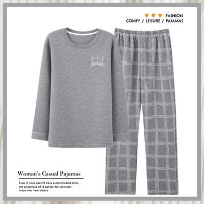 Novi model muške pidžame od bluze s okruglim izrezom i kariranih hlača