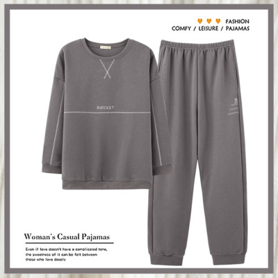 Novi model muške pidžame od bluze s okruglim izrezom i kariranih hlača