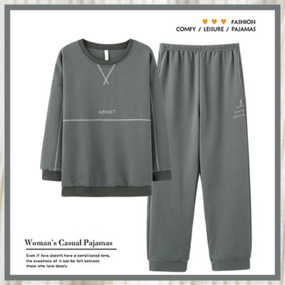 Novi model muške pidžame od bluze s okruglim izrezom i kariranih hlača