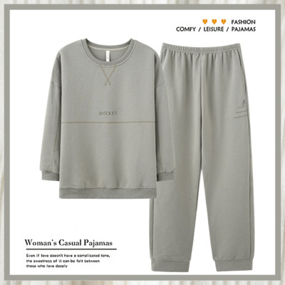 Novi model muške pidžame od bluze s okruglim izrezom i kariranih hlača