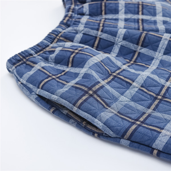 Novi model muške pidžame od bluze s okruglim izrezom i kariranih hlača