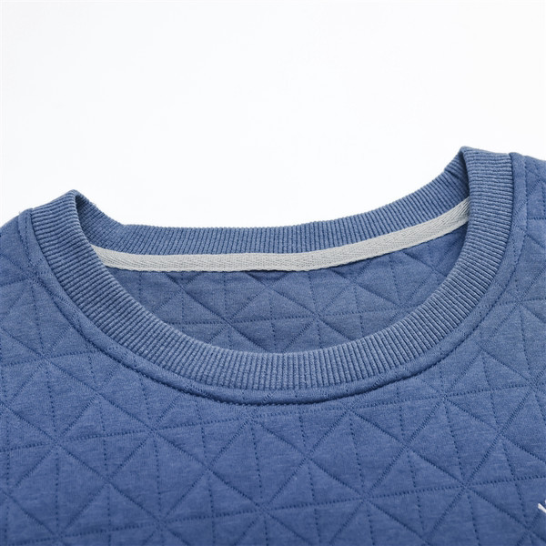 Novi model muške pidžame od bluze s okruglim izrezom i kariranih hlača