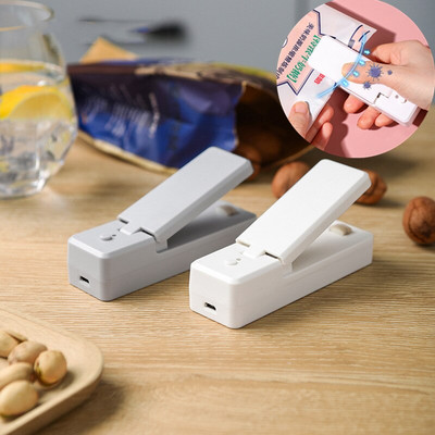 2 viename USB įkraunamas mini maišelio sandariklis su pjovimo peiliu Įkraunamas nešiojamas sandariklis, skirtas plastikinių maišelių maistui laikyti