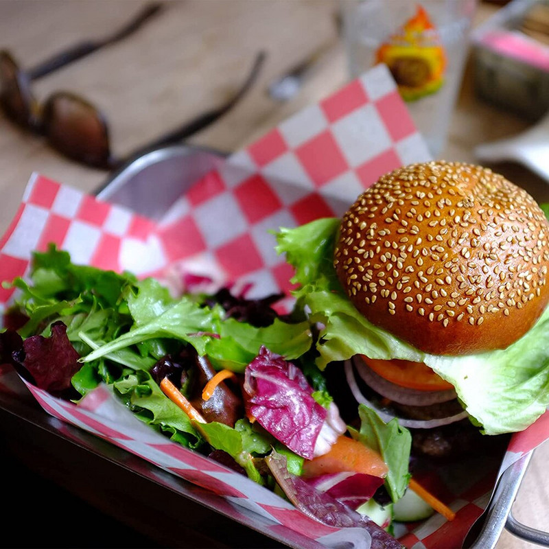 100 ks suchého voskového lahôdkového papiera na sendvičový baliaci papier odolný voči mastnote, červený burger, vložka do košíka na potraviny na burrito, omeletu, taco