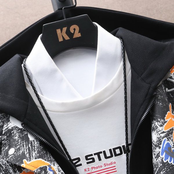 Moderna muška proljetna jakna s aplikacijama i gumbima