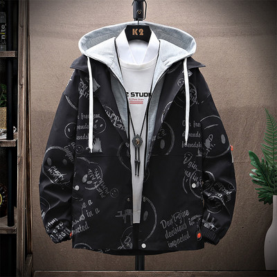 Įprasta vyriška rudens striukė su gobtuvu