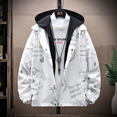 Įprasta vyriška rudens striukė su gobtuvu