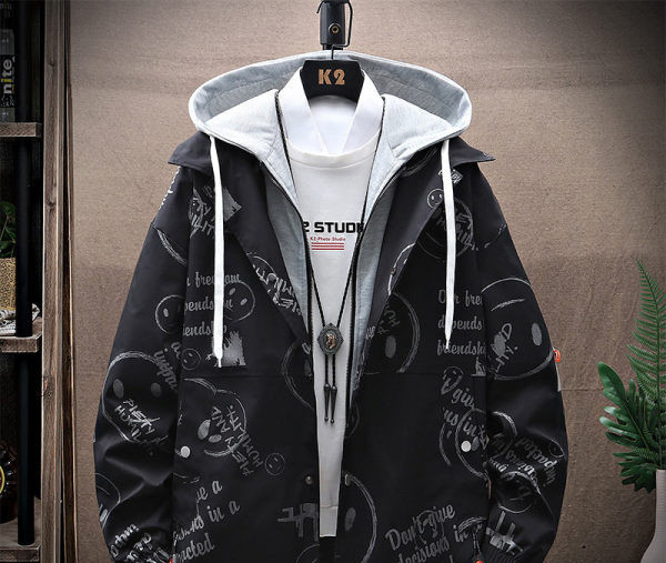 Įprasta vyriška rudens striukė su gobtuvu