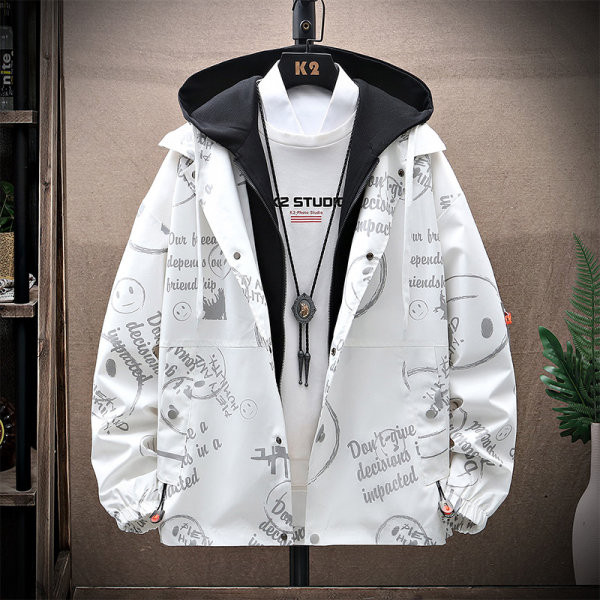 Įprasta vyriška rudens striukė su gobtuvu