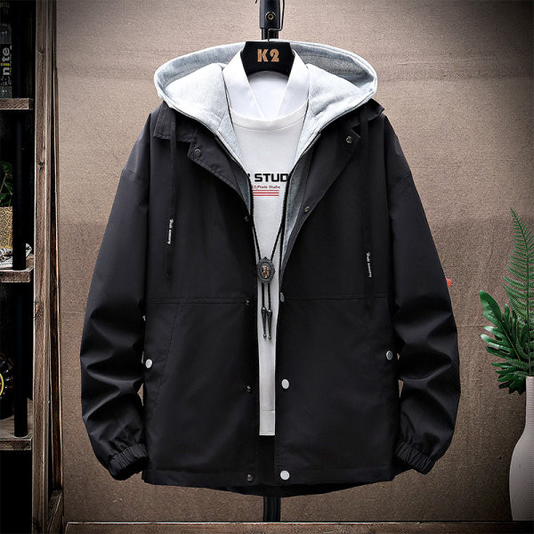 Įprasta vyriška rudens striukė su gobtuvu