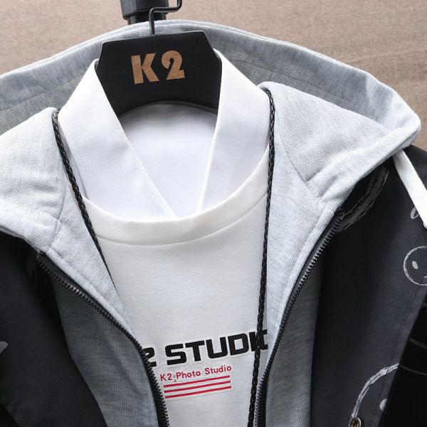 Įprasta vyriška rudens striukė su gobtuvu