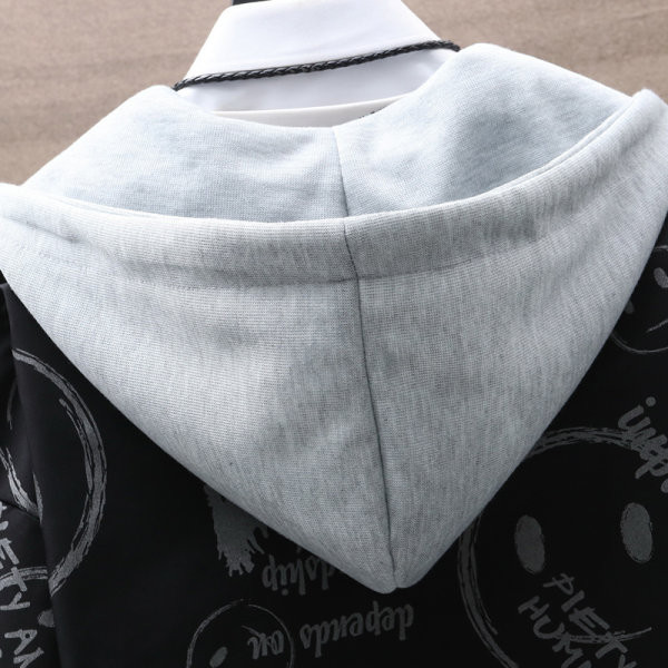 Įprasta vyriška rudens striukė su gobtuvu