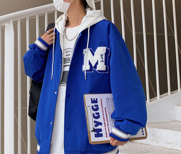 Hímzéssel ellátott, alkalmi férfi kapucnis kabát