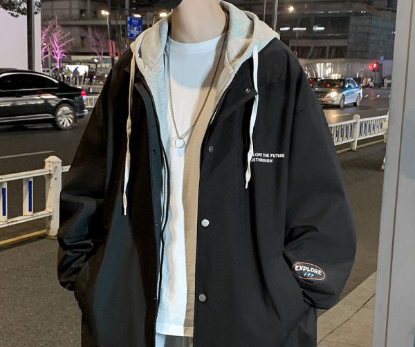 Jachetă bărbătească de primăvară-toamnă cu inscripție și aplicare