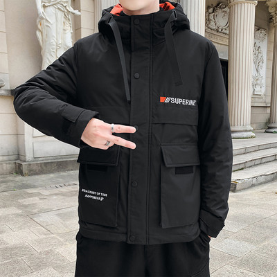 Novi model muške jakne sa džepom na kapuljači i natpisom