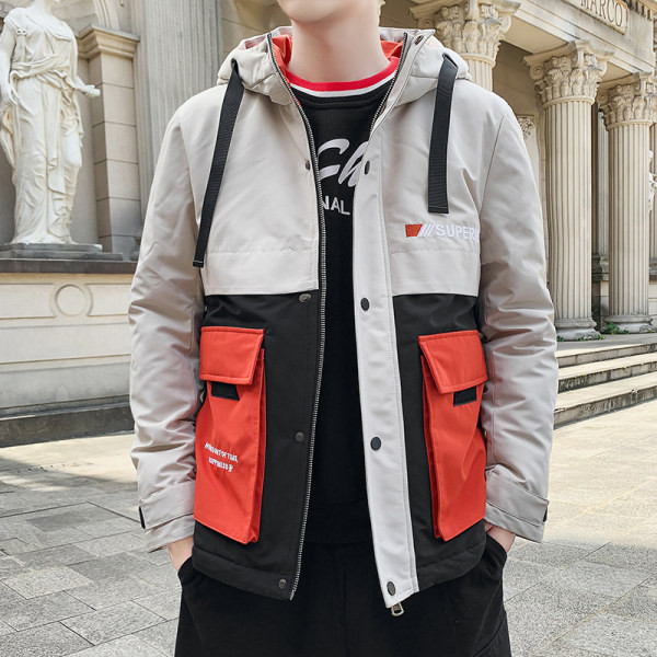 Novi model muške jakne sa džepom na kapuljači i natpisom