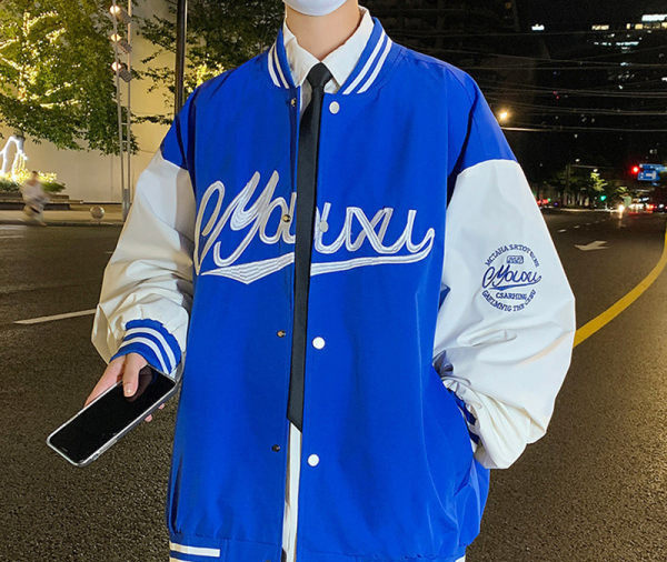 Muška baseball jakna s izvezenim natpisom i kopčanjem na gumbe
