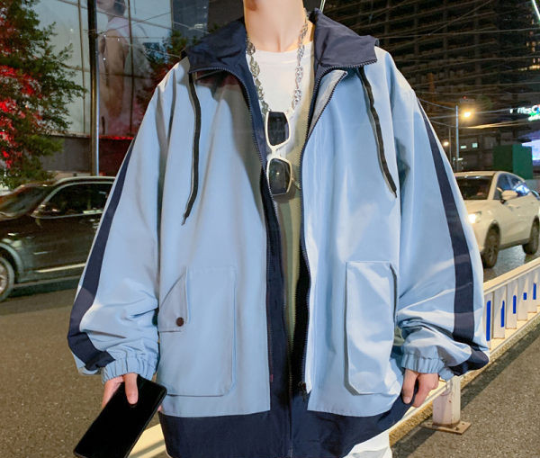 Jesenska muška jakna s džepom i vezicama